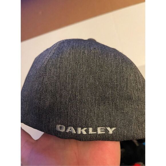 OAKLEY Mens Flexfit Hat S/M Baseball Cap Gray/Grey Logo Spellout - Picture 3 of 7